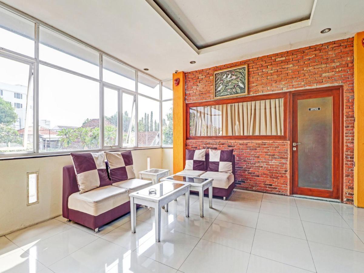 Oyo 90408 Hotel Horton Чиребон Екстер'єр фото